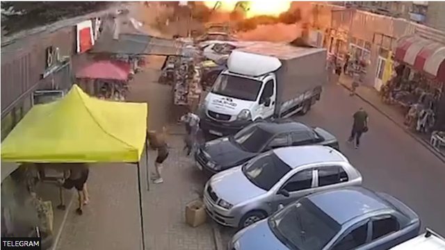 VIDEO: Raketa ruse bie mbi një treg, vret 17 ukrainas